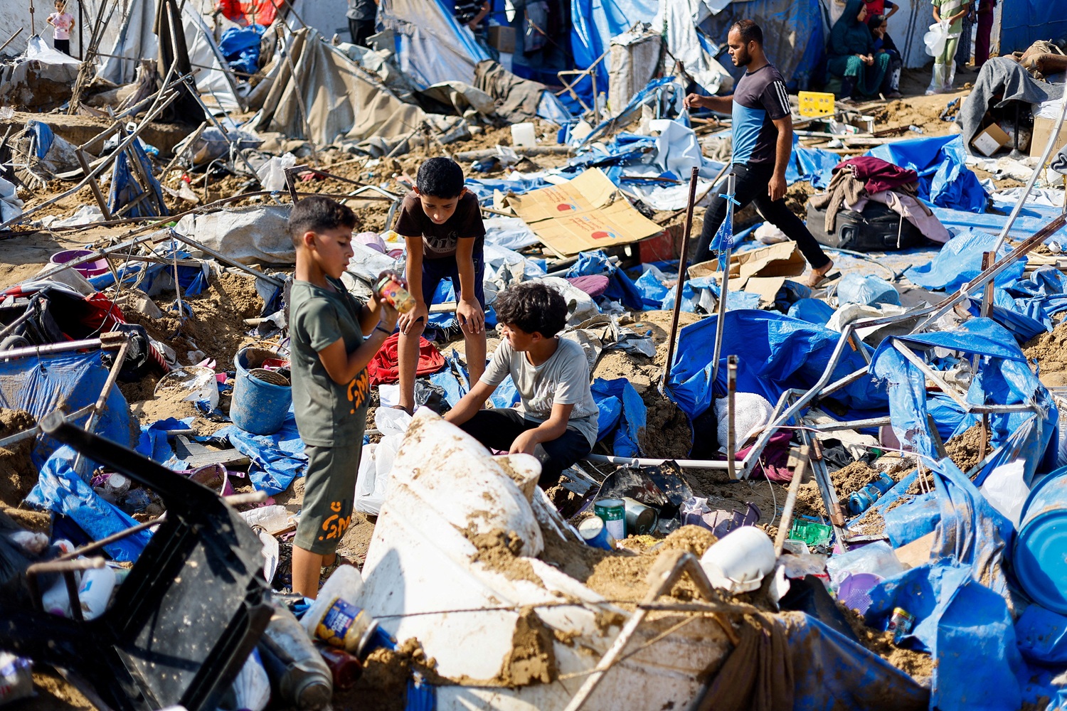 Ataques israelenses matam dois em Gaza e atingem depósitos de hospital
