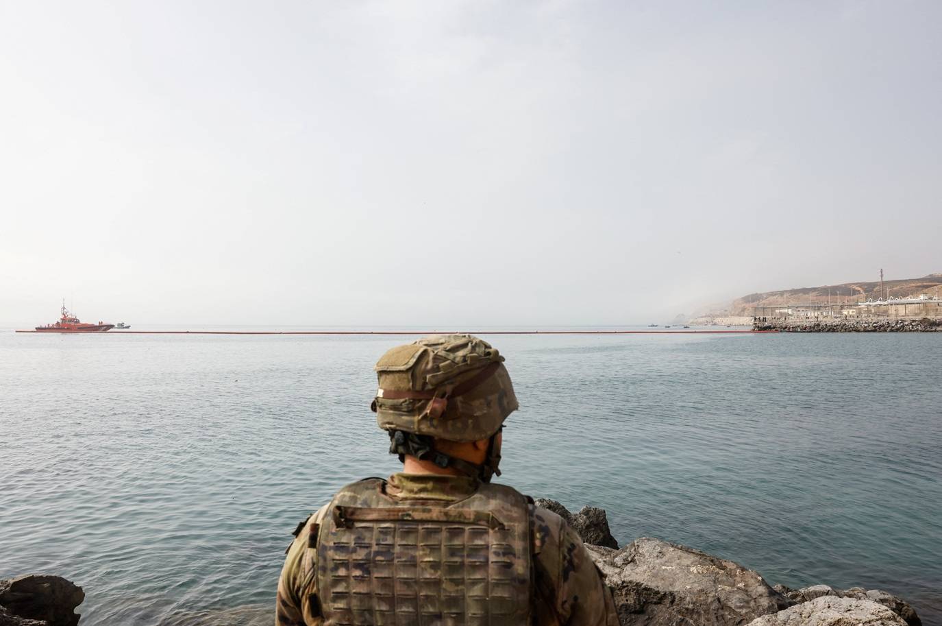 Um militar em Ceuta, na Espanha, após cruzamentos em massa de migrantes a pé e por mar, vindos de Marrocos para o território espanhol, em 1º de agosto de 2026. REUTERS/Jon Nazca
