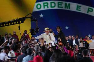 Lula evita ataques, exalta legado e se diferencia de rivais na estreia da campanha