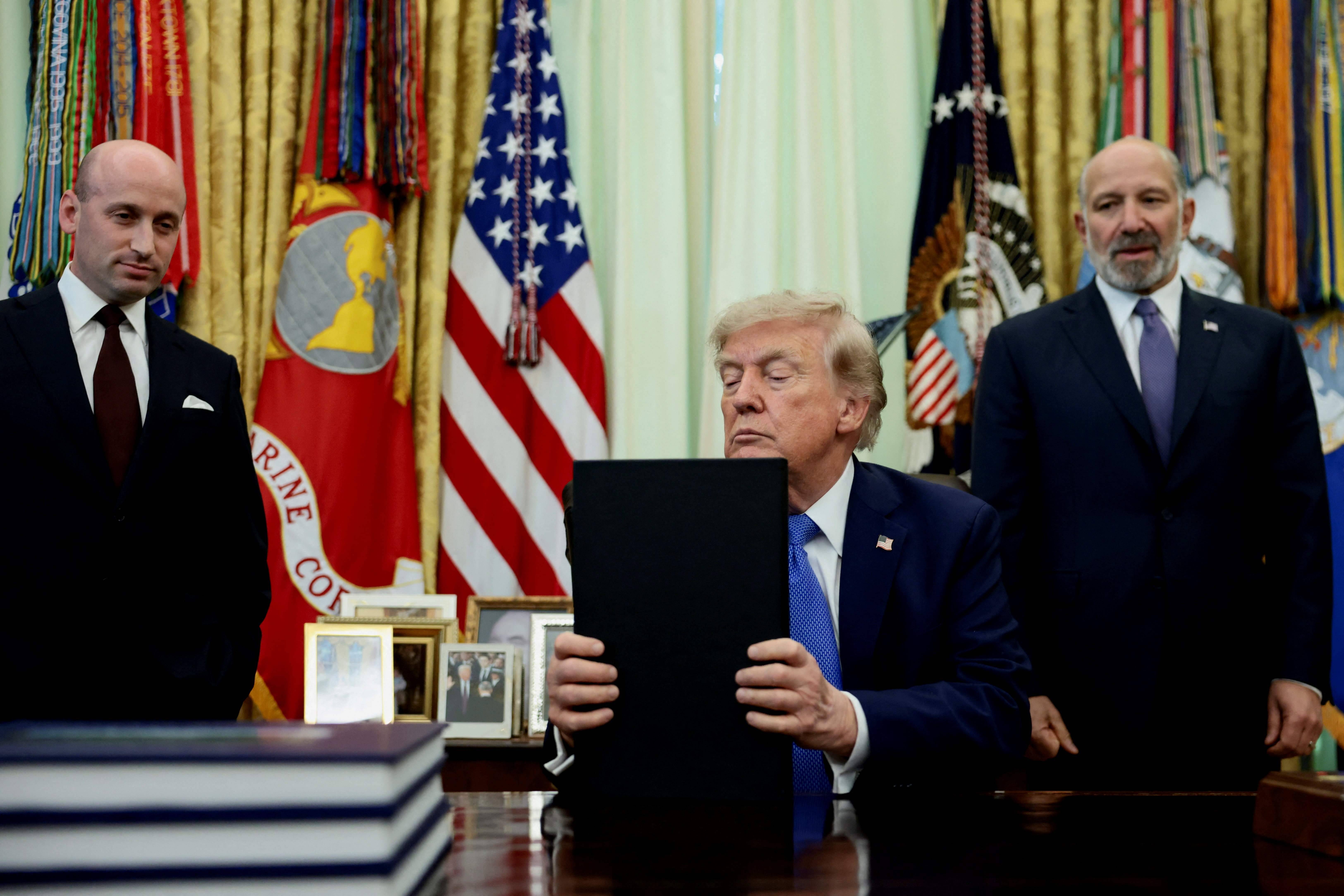 O presidente dos EUA, Donald Trump, participa de uma cerimônia para assinar decretos relacionados à cidadania por direito de nascimento, no Salão Oval da Casa Branca, em Washington 6 de agosto de 2026 REUTERS/Evelyn Hockstein

