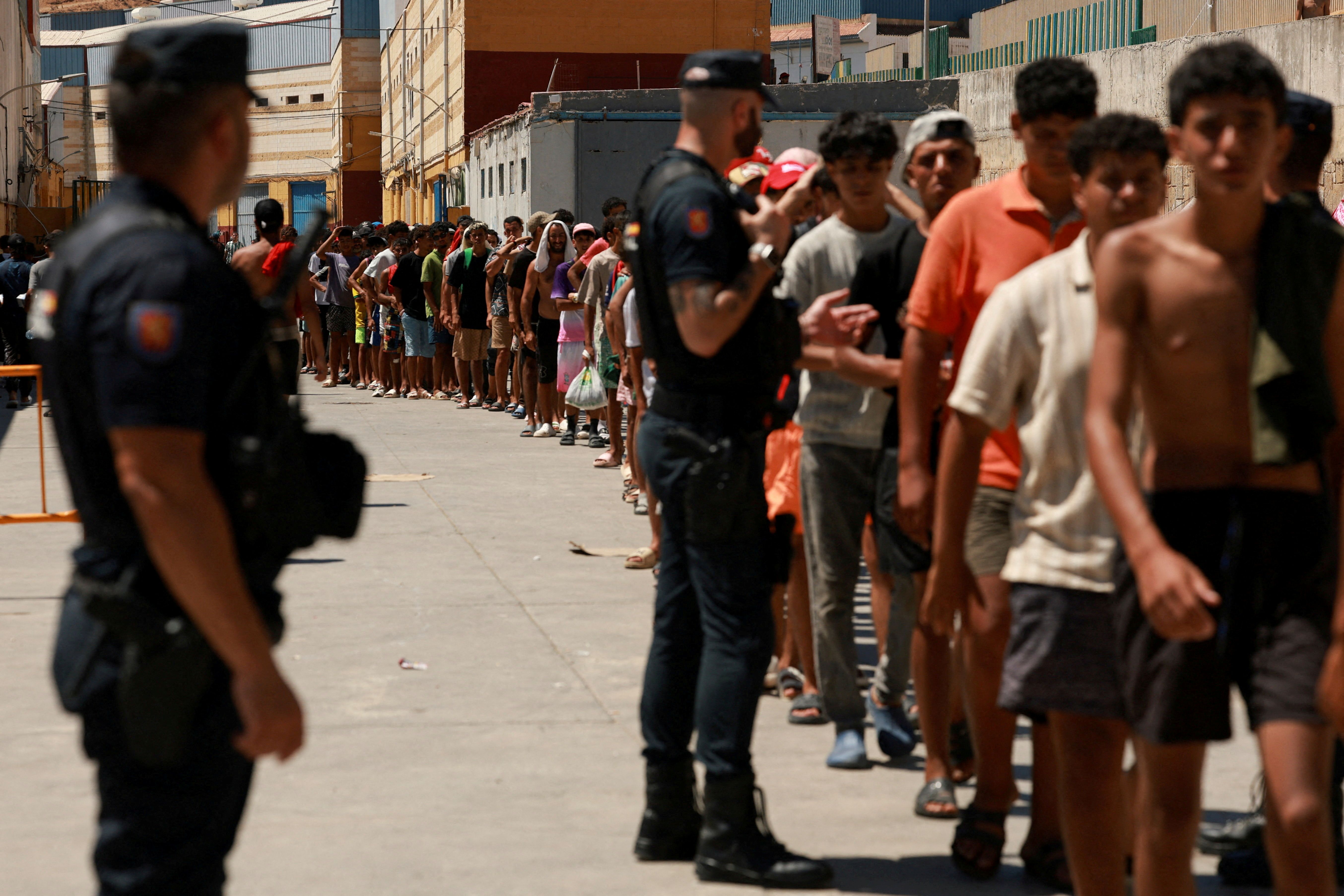 Espanha impõe controles a voos e navios da Itália em disputa migratória