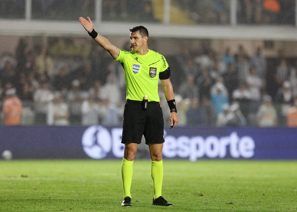 Futebol - Campeonato Brasileiro - Santos x Athletico Paranaense - Estádio Urbano Caldeira, Santos, Brasil - 9 de agosto de 2026 - O árbitro Rafael Rodrigo Klein faz um gesto durante a partida. REUTERS/Thiago Bernardes