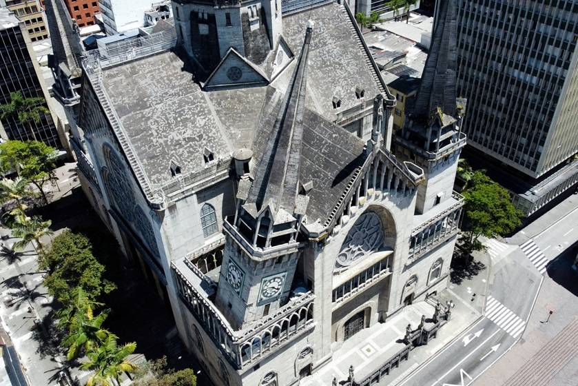 Vista de drone mostra danos à Basílica Catedral Metropolitana após um terremoto, em Manizales, Colômbia, em 10 de agosto de 2026. REUTERS/Andres Camilo Valencia
