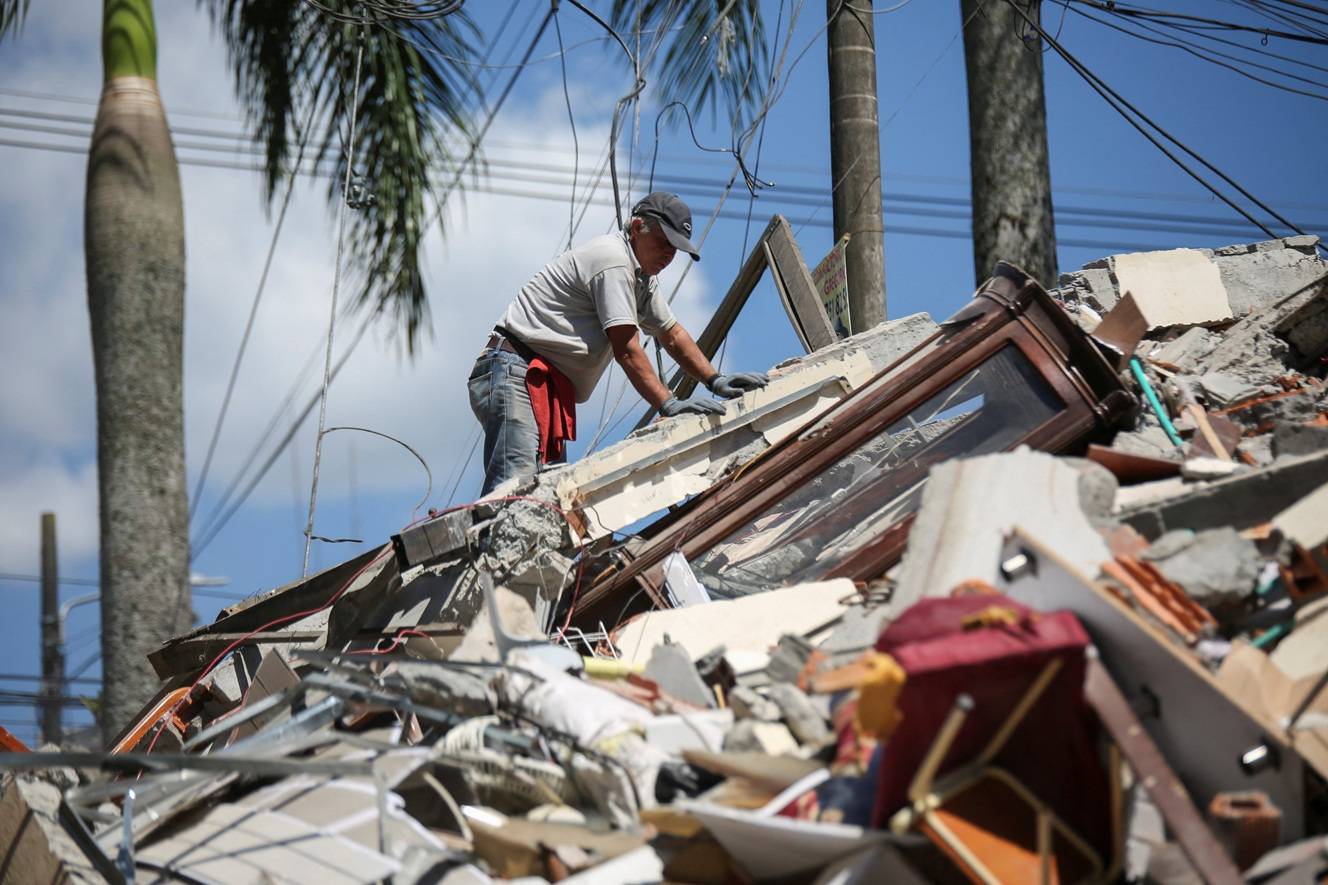 Uma moradora revira os escombros de um prédio desabado após um terremoto, em Dosquebradas, Colômbia, em 10 de agosto de 2026. REUTERS/Juan David Duque
