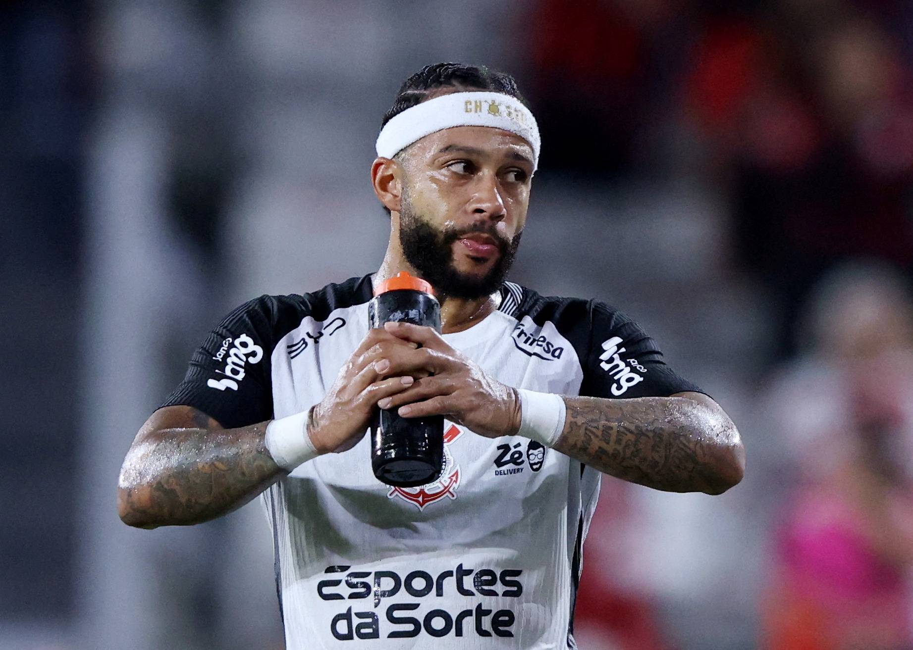 Memphis abre mão de milhões para renovar com o Corinthians; veja os valores
