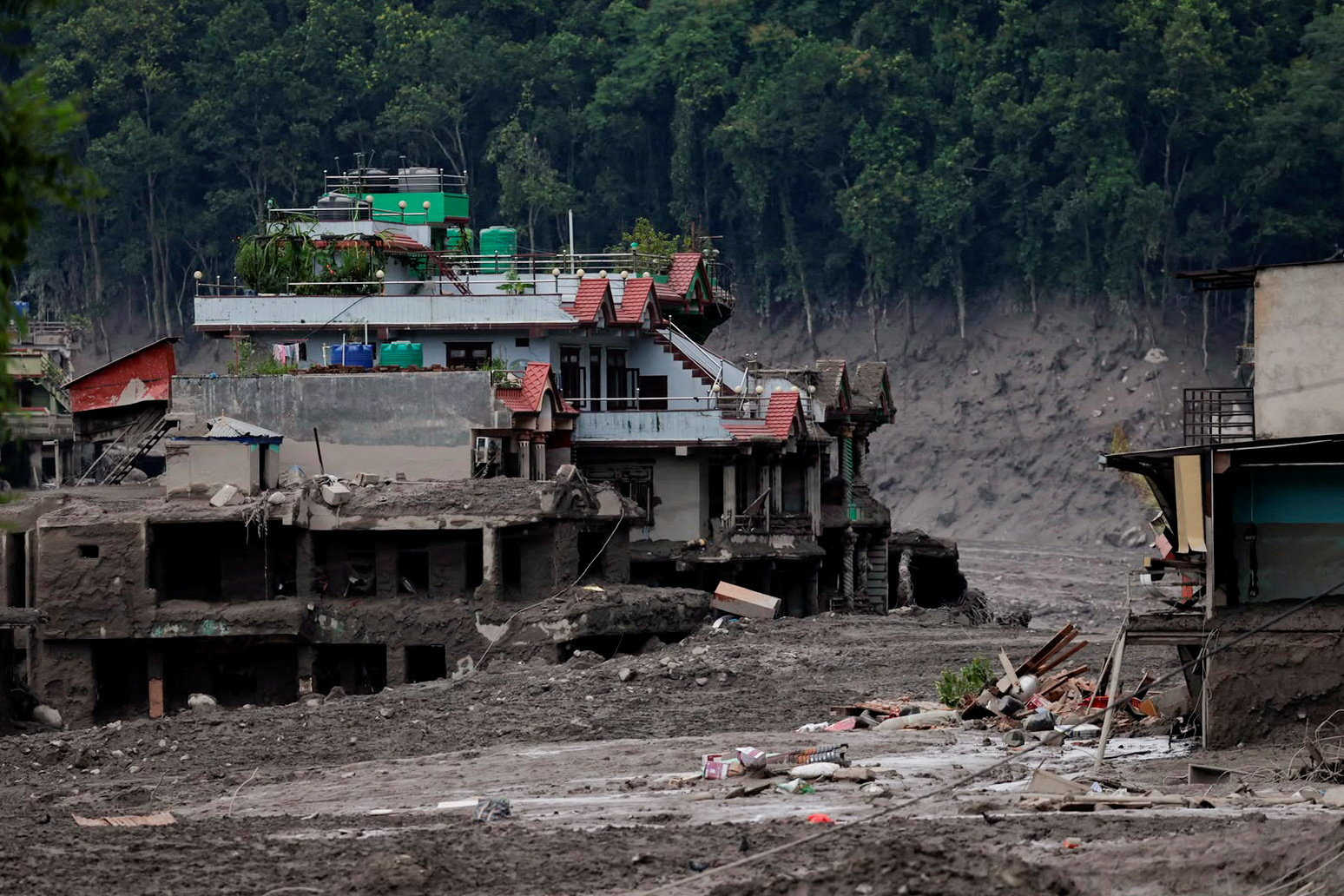“Parecia um ciclone”: sobreviventes relatam terror de enchente devastadora no Nepal