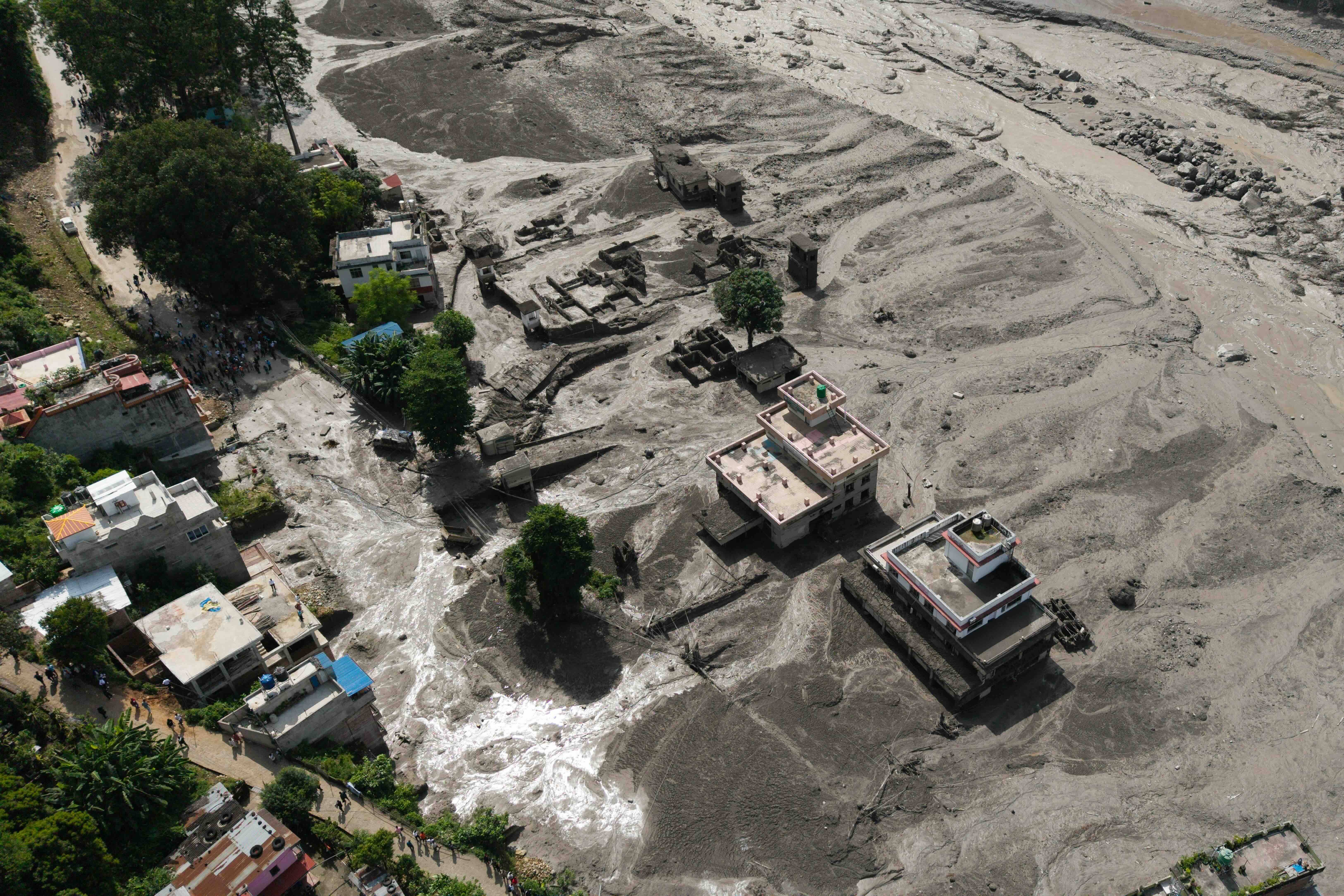 Número de mortos pela enchente no Nepal e no Tibete sobe para 157, diz a polícia