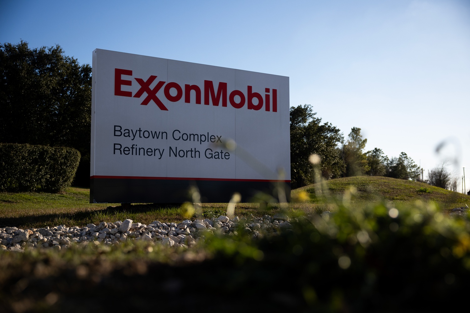 Trump diz que Exxon e Chevron “ganharam dinheiro demais” durante conflito no Irã - QTU Questões do Universo