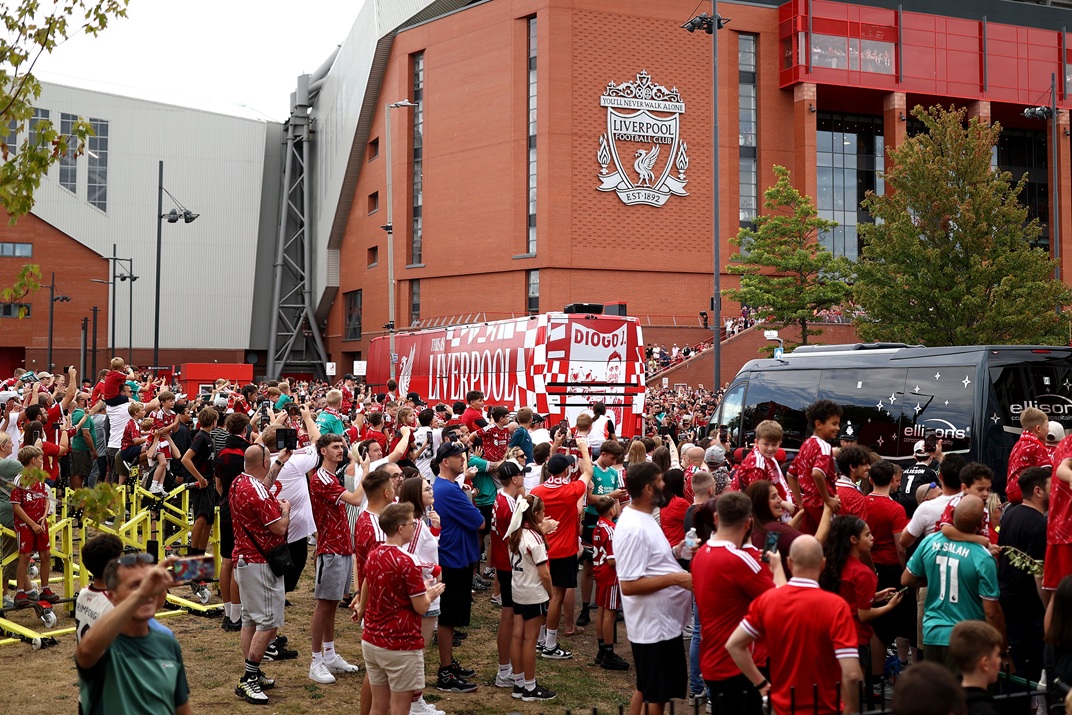 Consórcio liderado por Jeff Bezos fecha acordo para comprar cerca de 30% do Liverpool