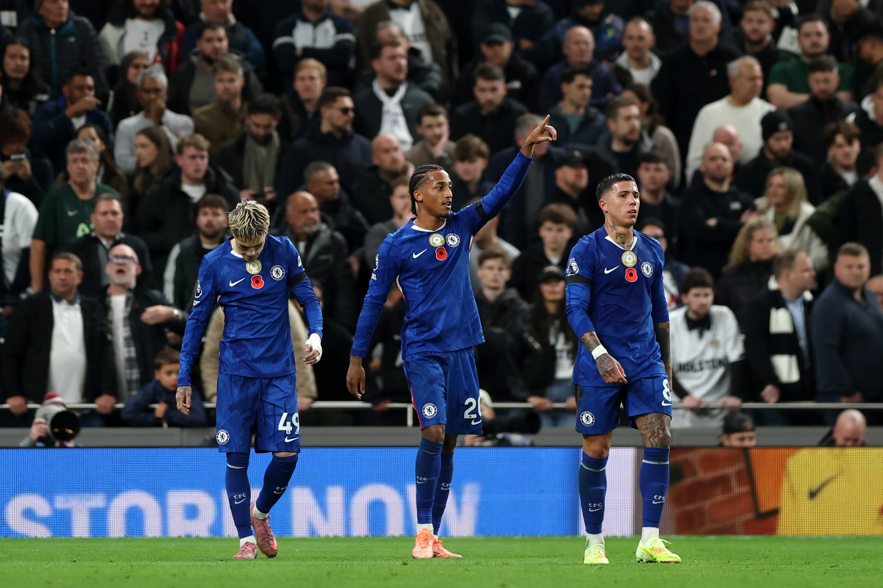 Memphis Depay Renova com Corinthians Após Concessões Milionárias