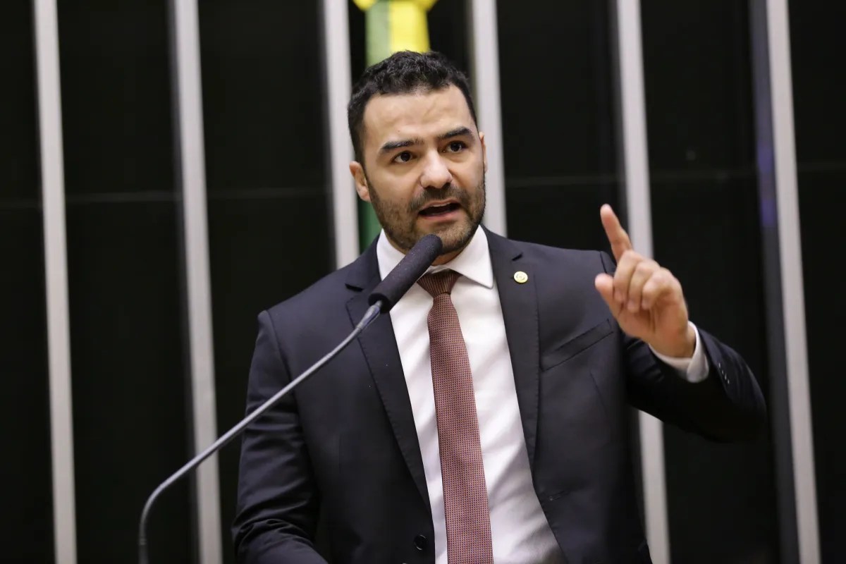 MP denúncia Arthur do Val por incitação ao crime ao comentar Operação Carbono Oculto - QTU Questões do Universo