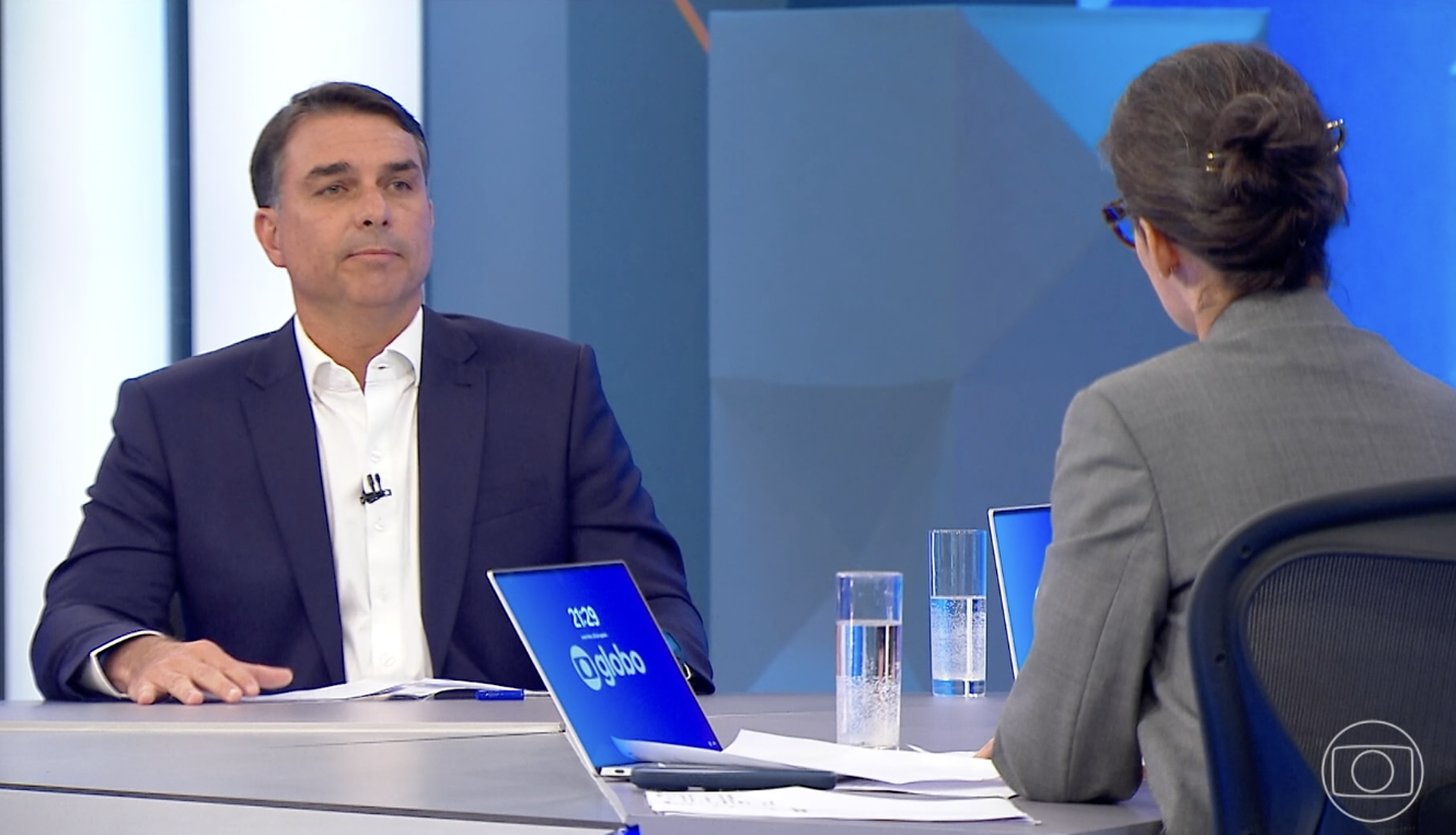 Flávio admite erro em fala sobre urnas e diz que respeitará resultado da eleição - QTU Questões do Universo