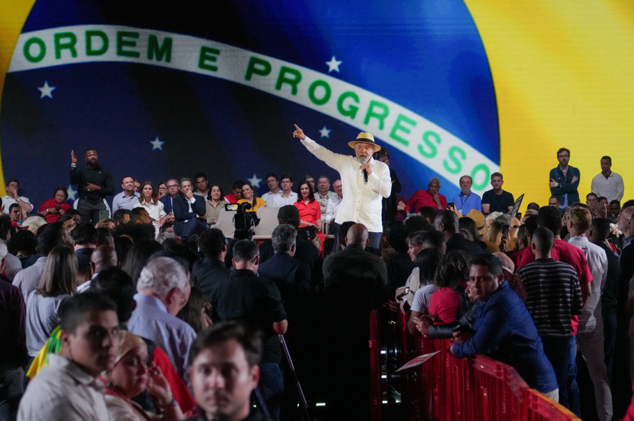 “Nem chineses nem americanos vão meter a mão nas nossas terras raras”, diz Lula