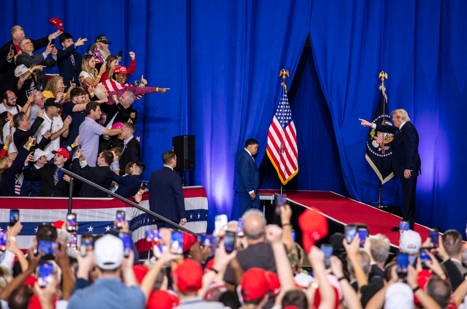 Números de Trump nas pesquisas batem novas mínimas – não espere que ele mude