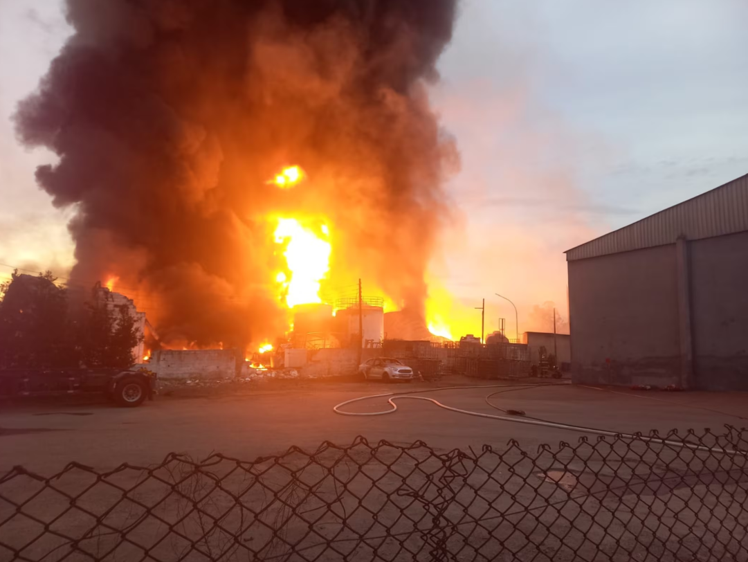 Incêndio de grandes proporções atinge indústria química na Grande SP