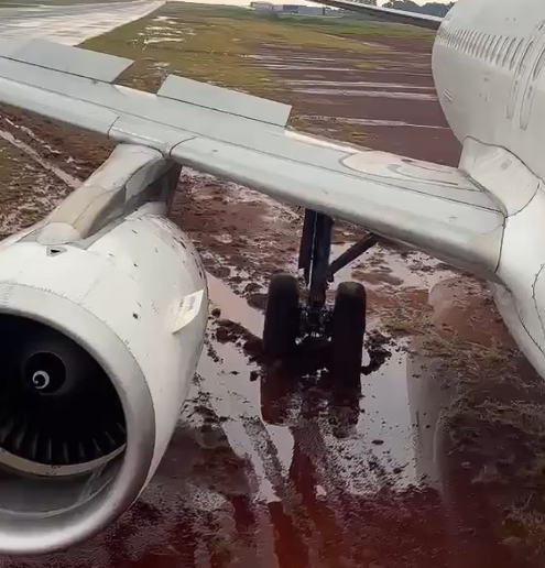 Avião da Latam sai da pista em pouso no Paraná; passageiros ficam ilesos - QTU Questões do Universo