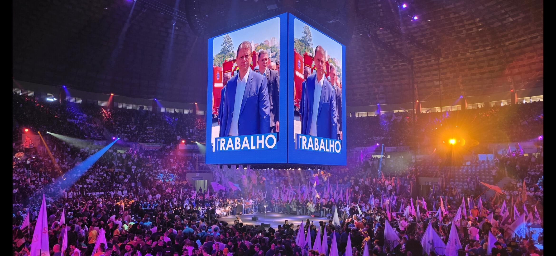 Ao lado de Flávio, Tarcísio participa da convenção do Republicanos em São Paulo