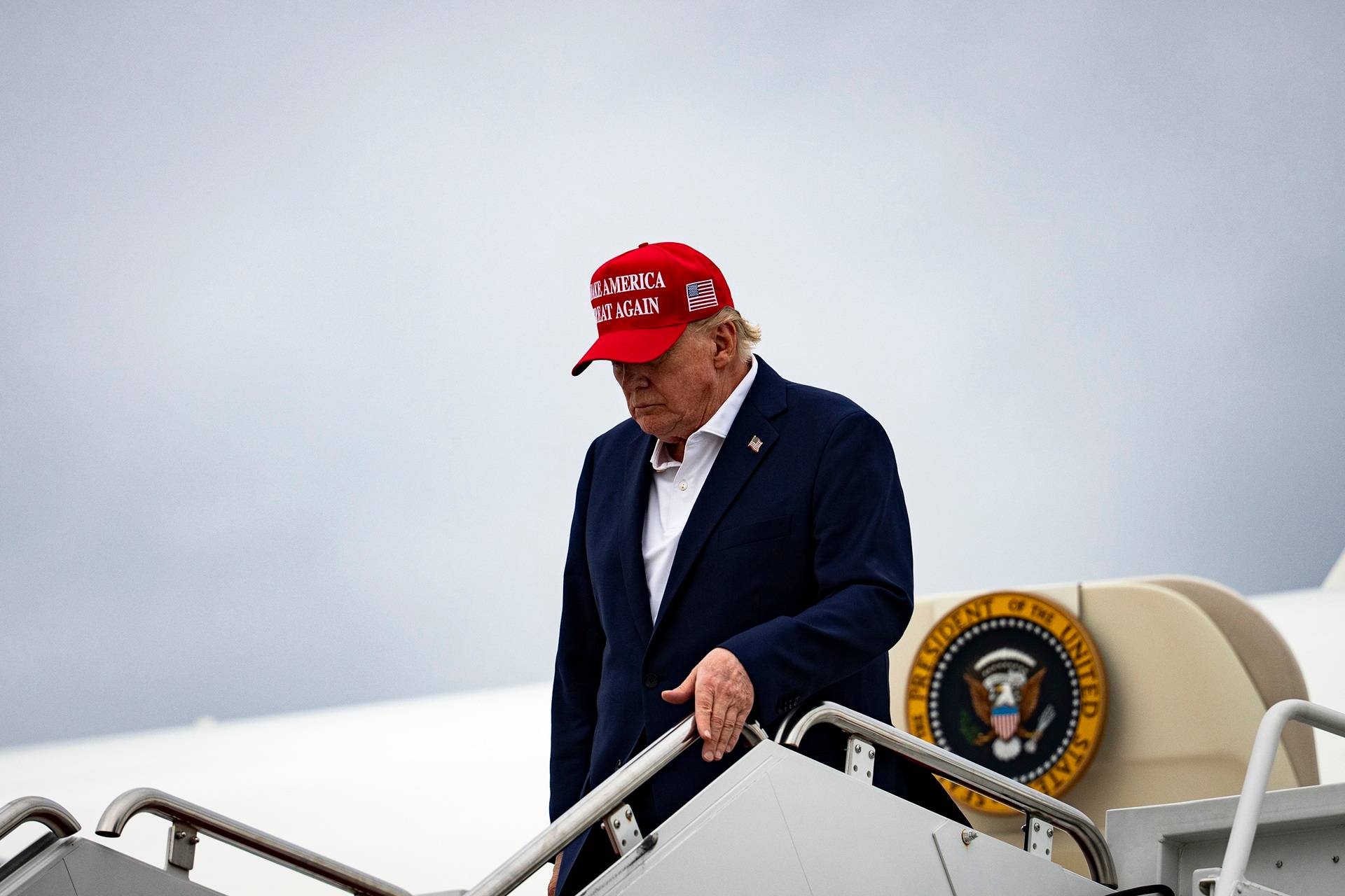 Aprovação de Donald Trump despenca a 33% nos Estados Unidos, aponta pesquisa