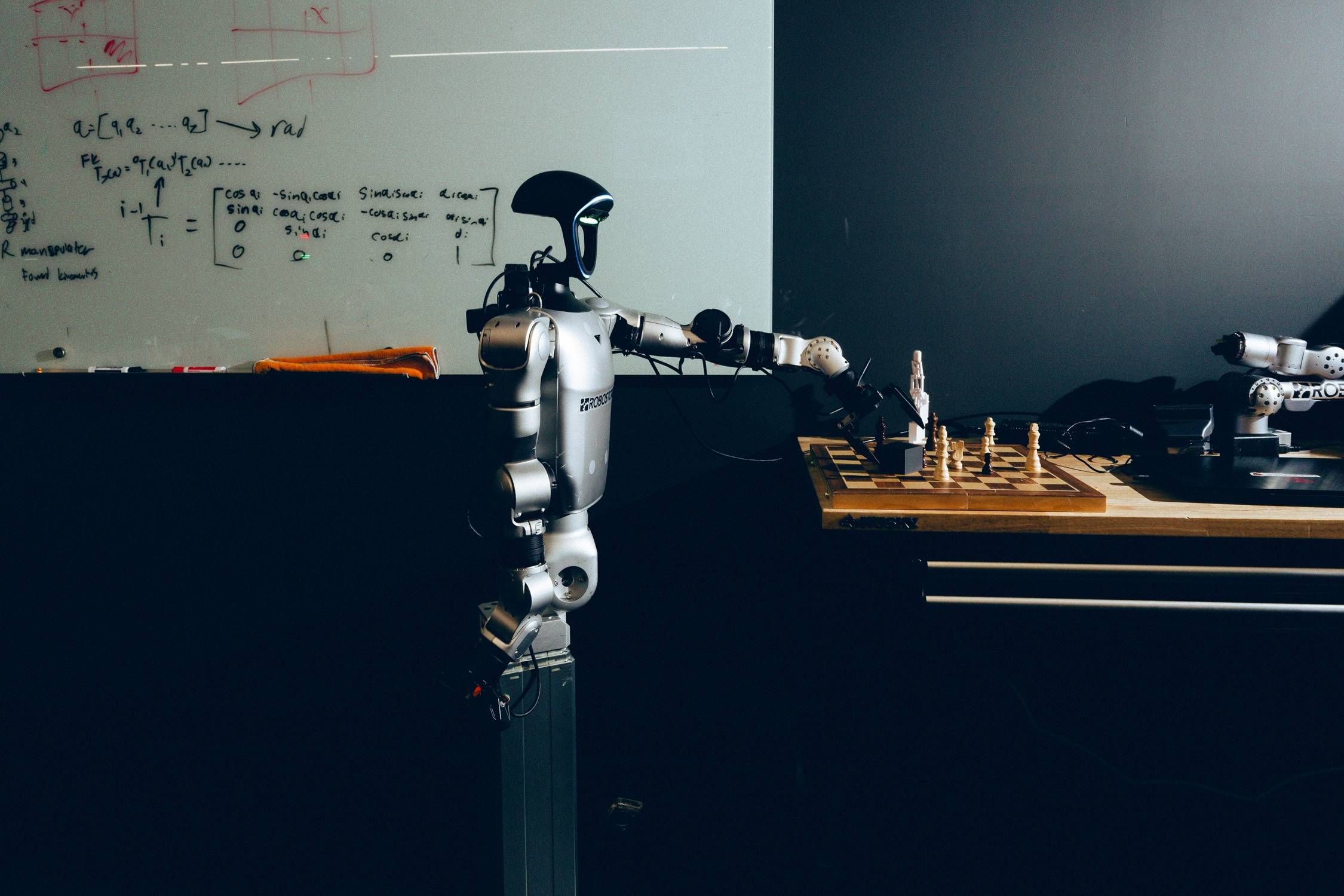 Copilot said:

Uma demonstração tecnológica nas instalações da Robo Inc., startup que tenta produzir robôs humanoides nos Estados Unidos, em Plainview, Nova York, em 4 de agosto de 2026
(Amir Hamja/The New York Times)