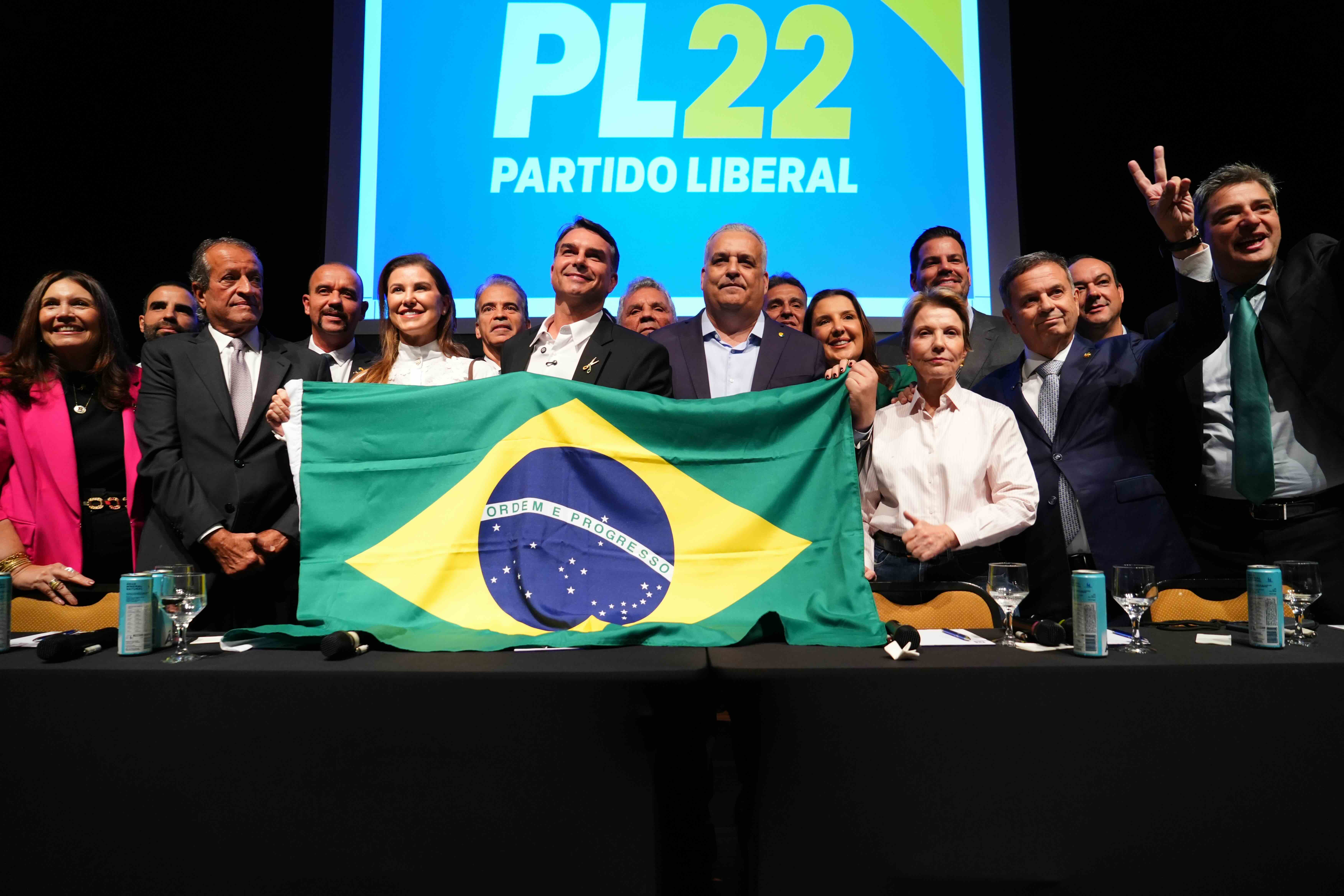 O que significa o broche de tesoura usado por Flávio Bolsonaro no anúncio de vice?