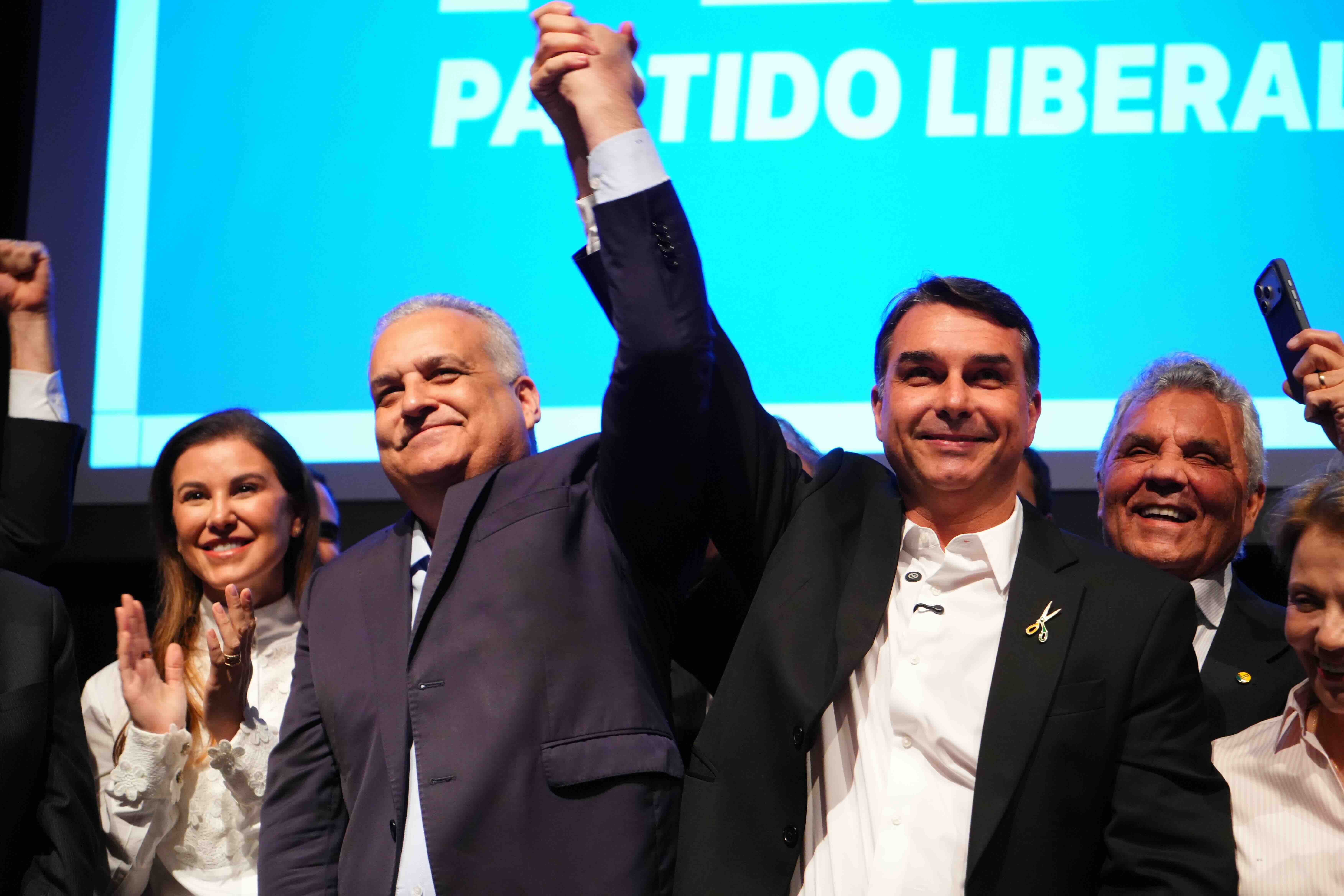 Sem vice mulher e sem Centrão, Flávio redefine estratégia para enfrentar Lula