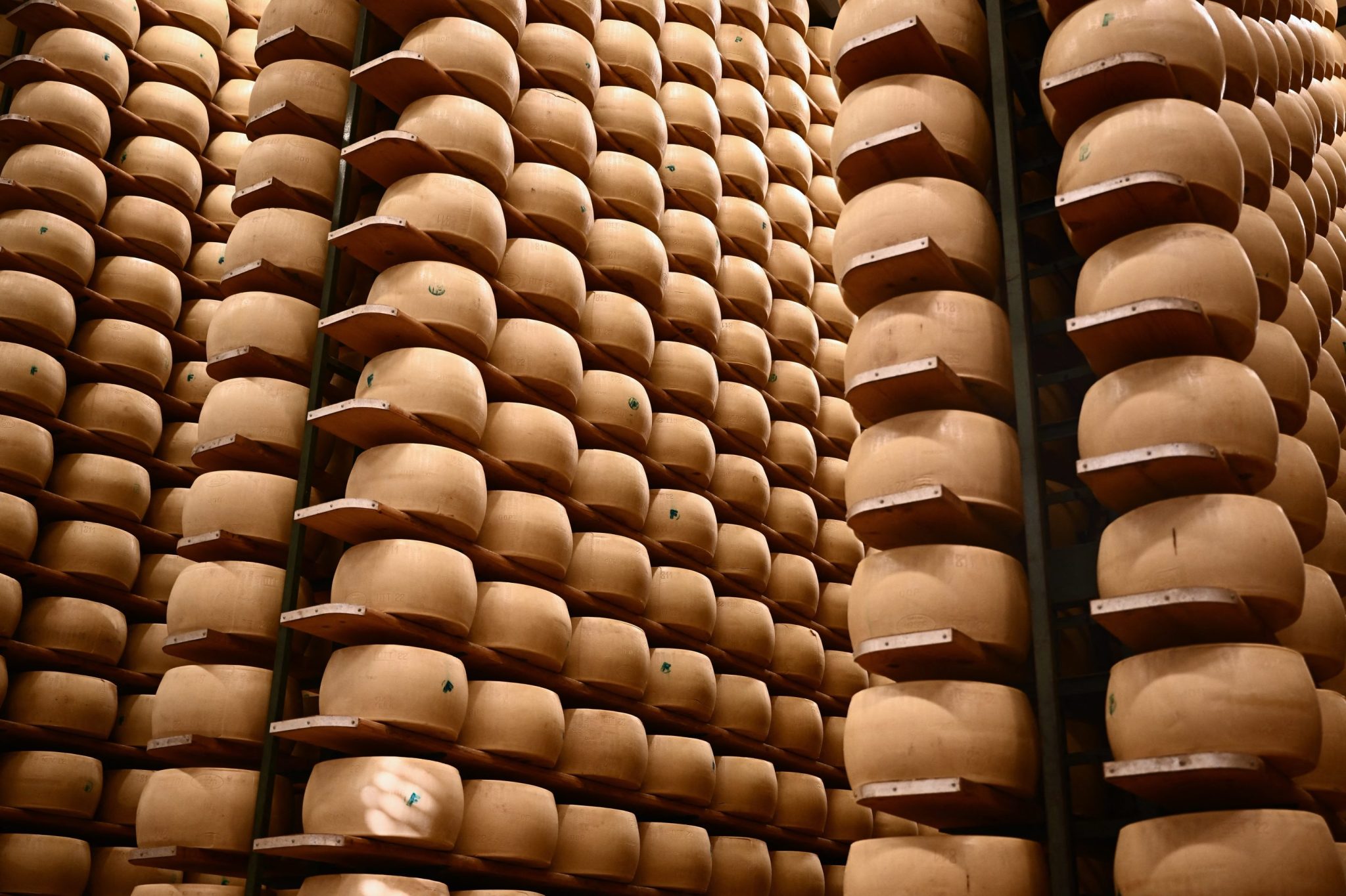 Por que um banco italiano guarda 500 mil peças de queijo em seus cofres