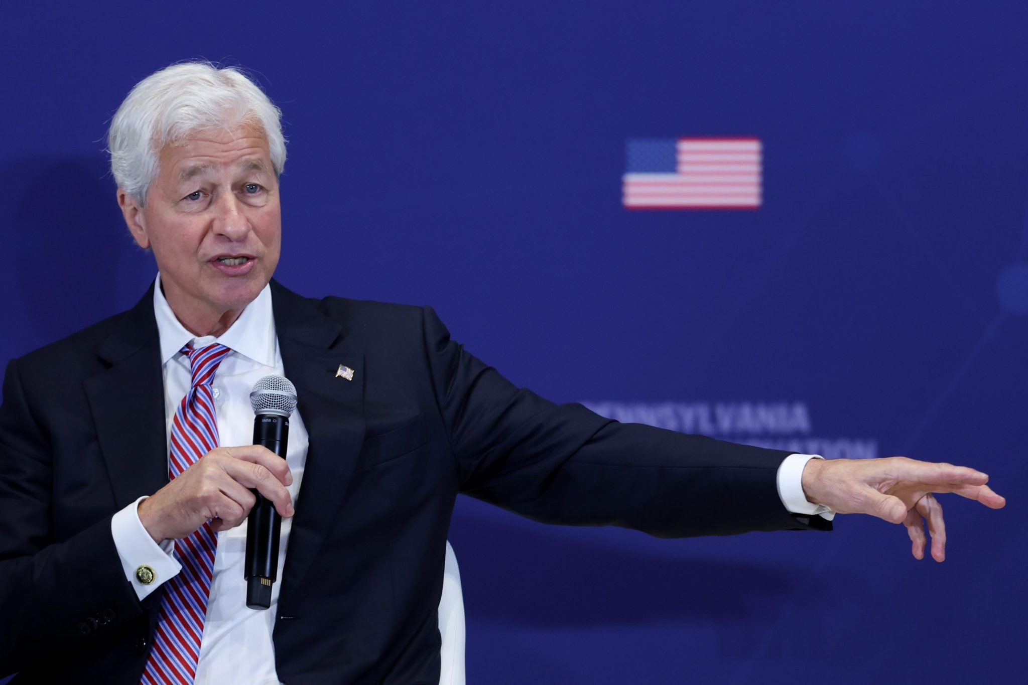 Jamie Dimon: supremacia militar dos EUA mantém o dólar no topo — e isso pode mudar