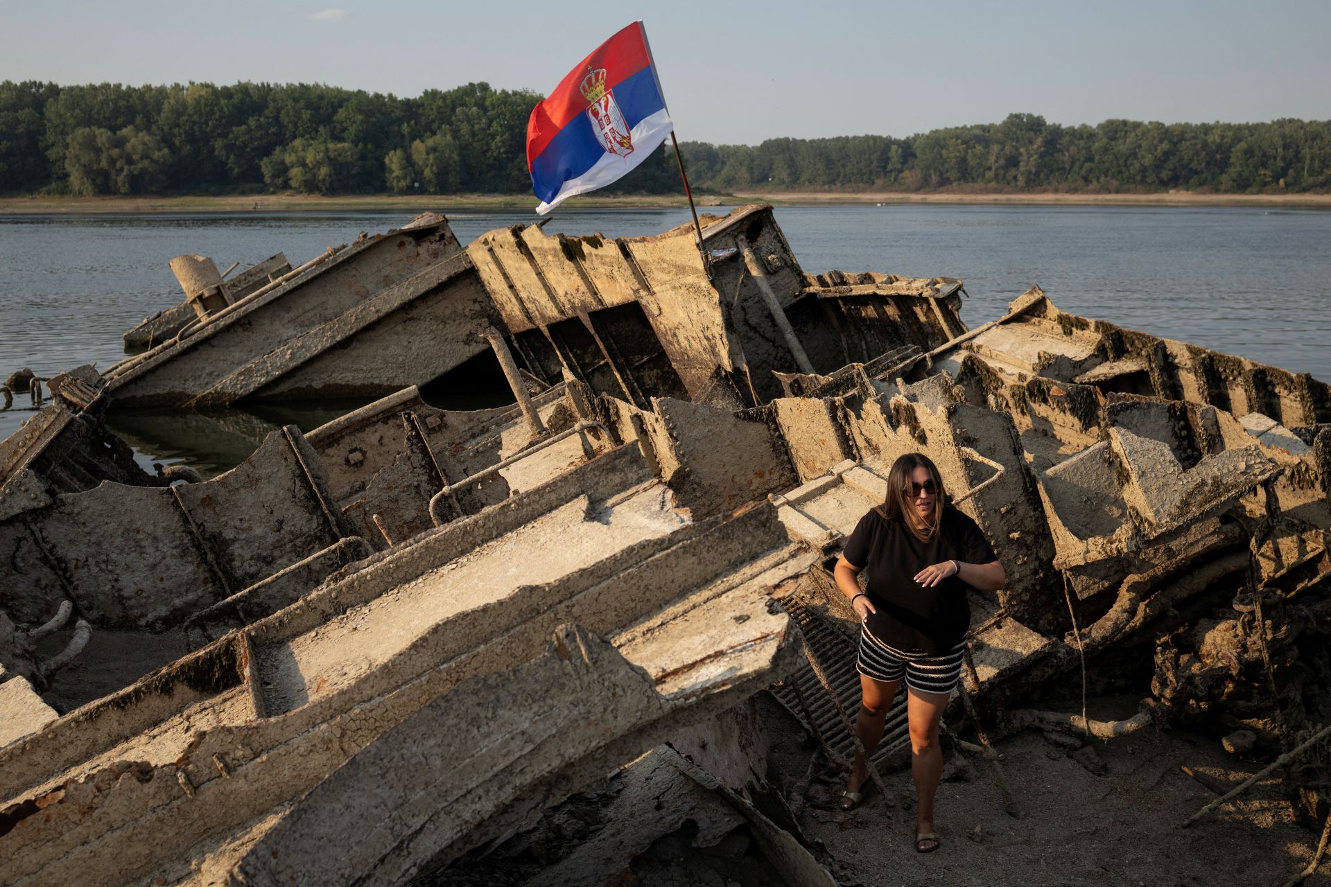 Nível baixo do rio Danúbio revela destroços de navios de guerra da 2ª Guerra