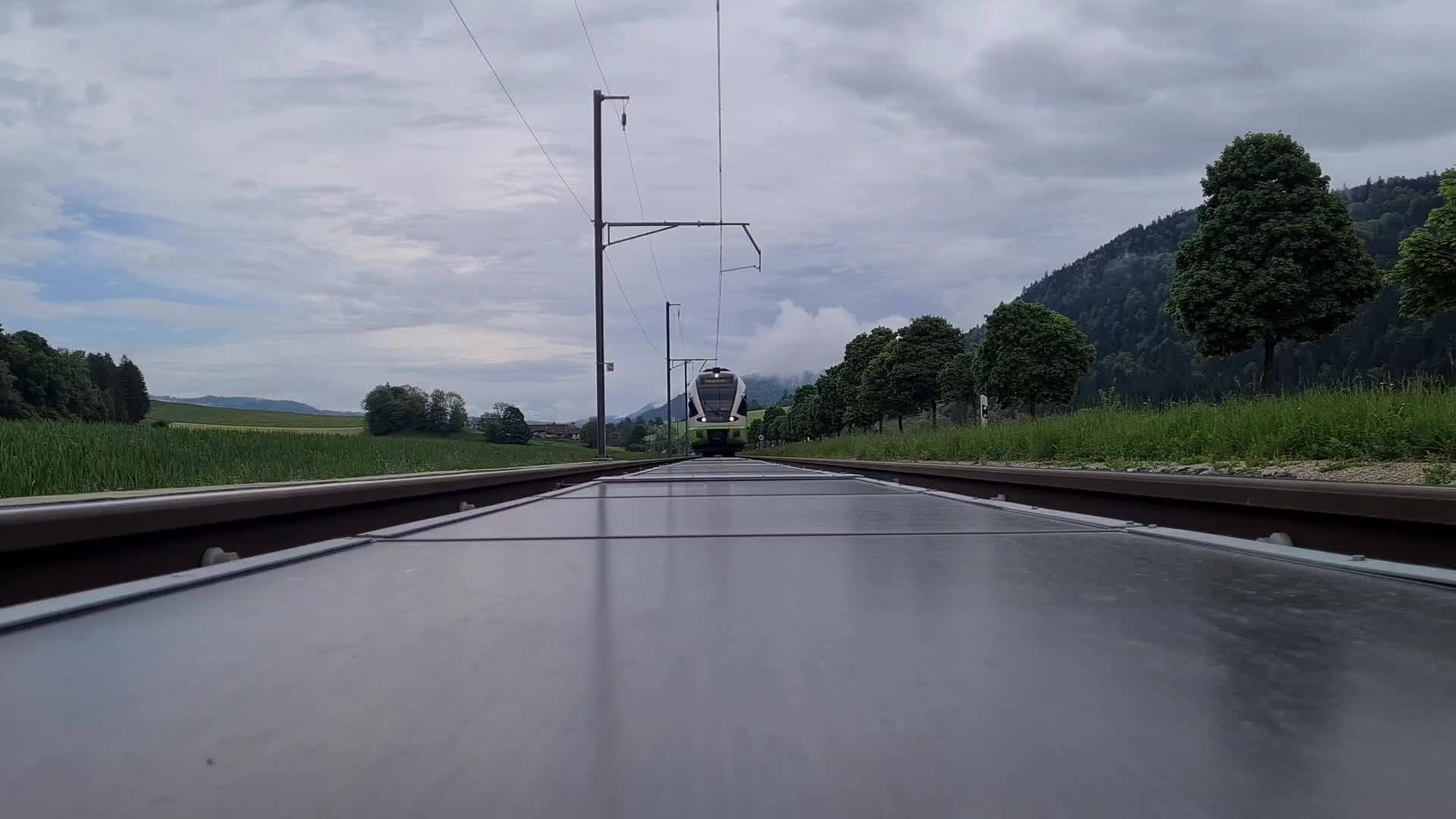 É uma usina solar ou uma ferrovia? Numa cidade suíça, são as duas coisas