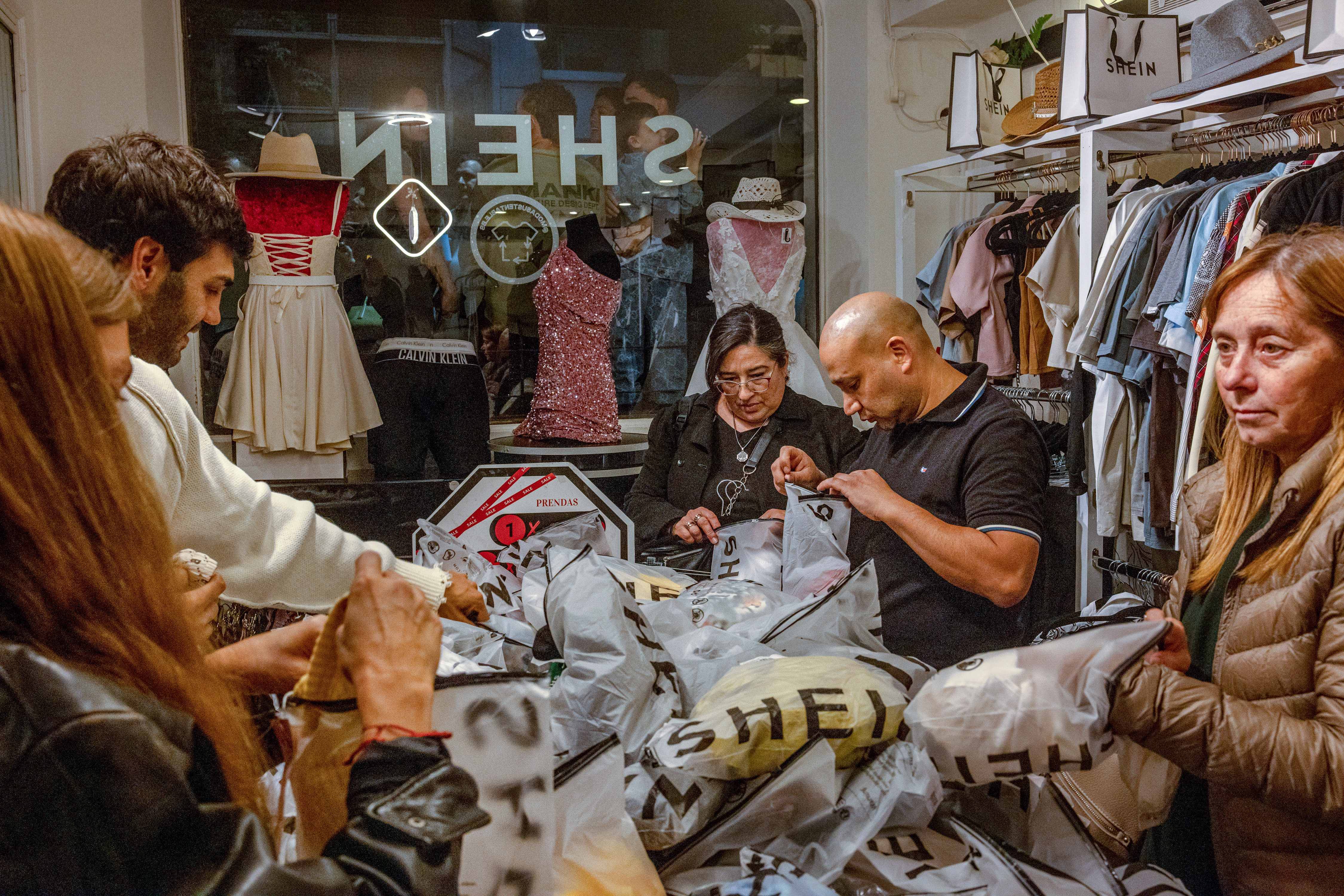 Clientes na inauguração de uma loja de revenda da Shein em Buenos Aires no ano passado. Crédito: Sarah Pabst para o The New York Times
