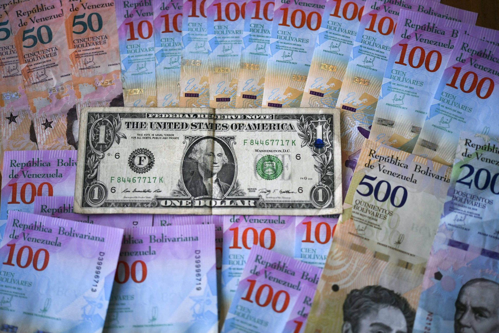 Venezuela pode abandonar bolívar pelo dólar na maior troca de moeda desde o euro - QTU Questões do Universo