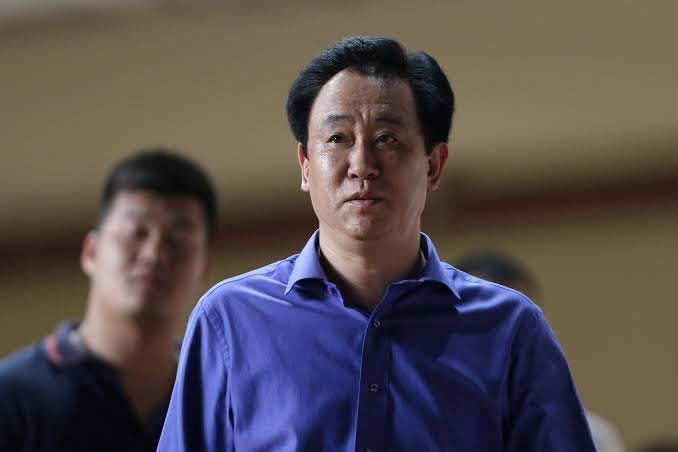 Fundador da gigante imobiliária Evergrande é condenado à prisão perpétua na China