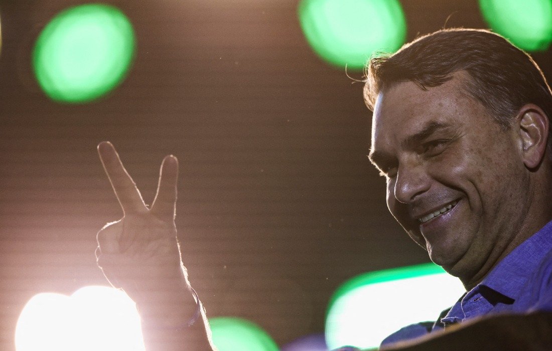 Flávio Bolsonaro condena participação em debates à presença de Lula