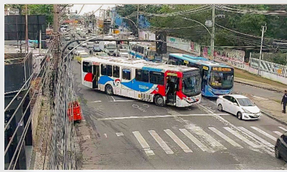 Ônibus são usados como barricadas após operação policial no Rio