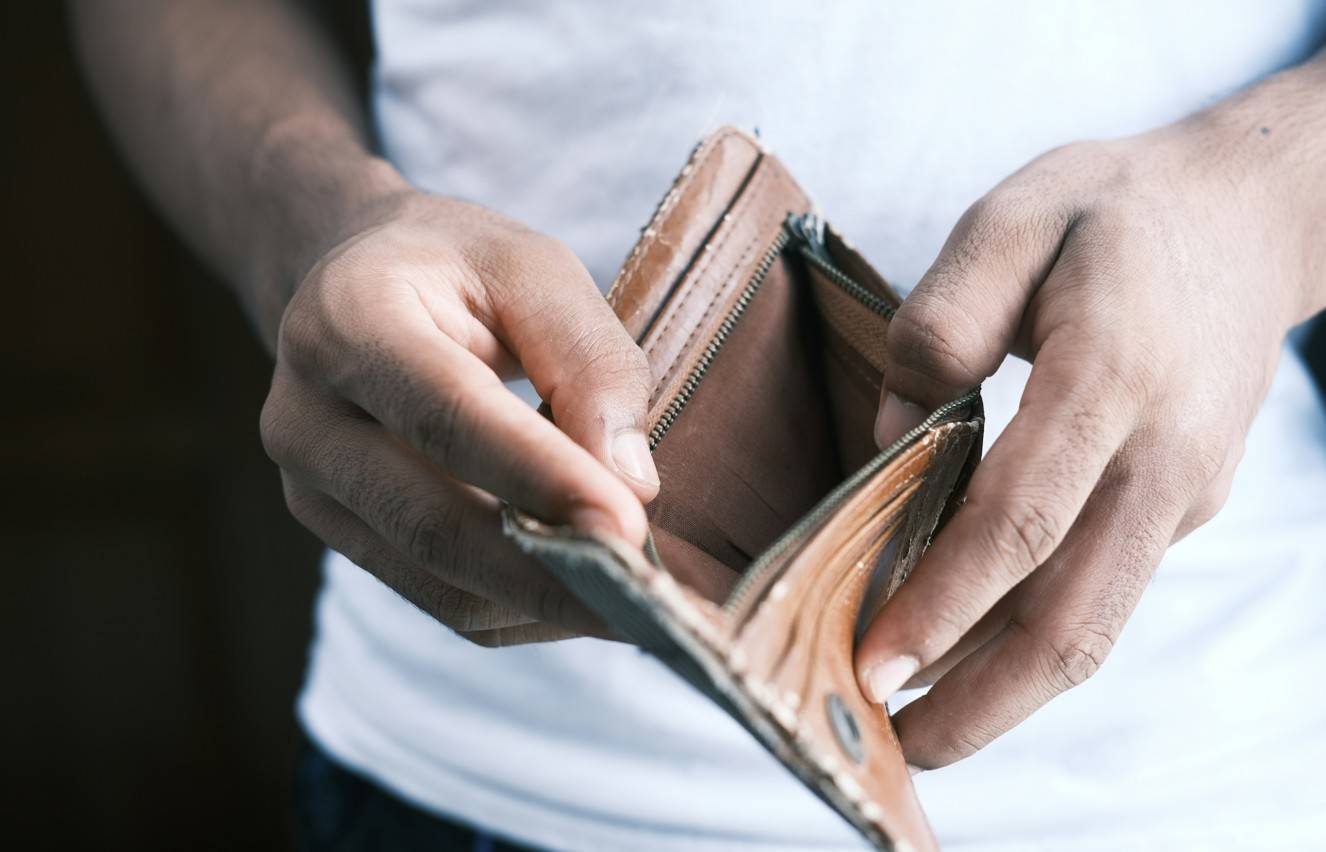 Renda recorde é engolida por inflação e juros altos, que espremem bolso das