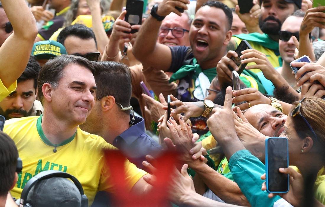 Ato de Flávio Bolsonaro reúne 8,9 mil pessoas no Rio, estima USP/Cebrap