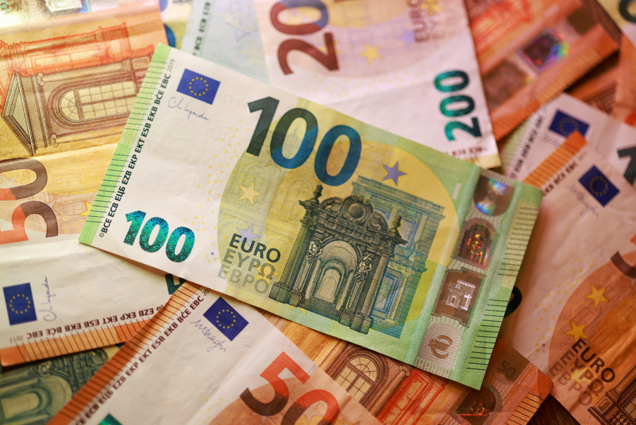 Liquidação de títulos da zona do euro dá pausa, mas petróleo continua pressionando - QTU Questões do Universo