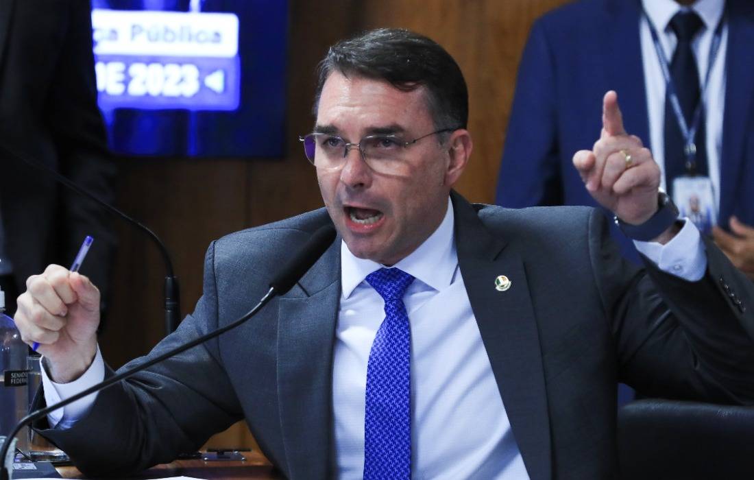 Flávio Bolsonaro: Queremos reduzir maioridade penal de agressores de mulheres