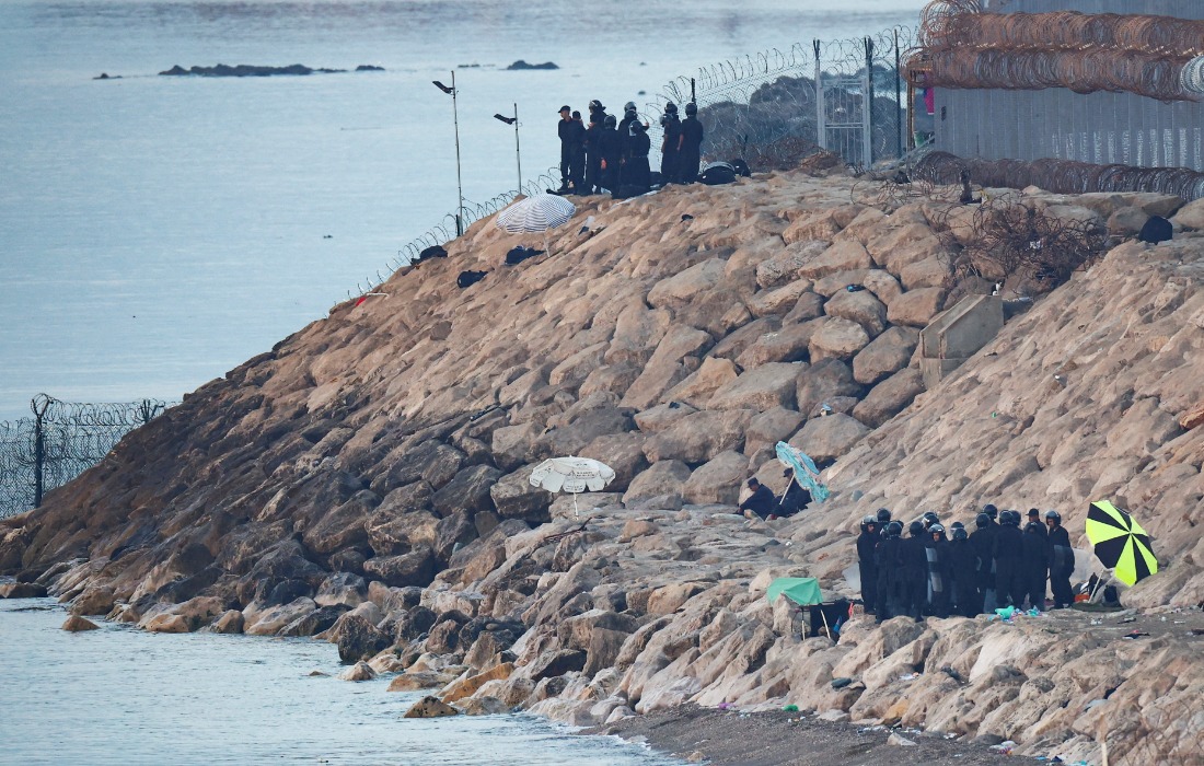 Espanha manda investigar denúncia de abusos contra imigrantes em Ceuta