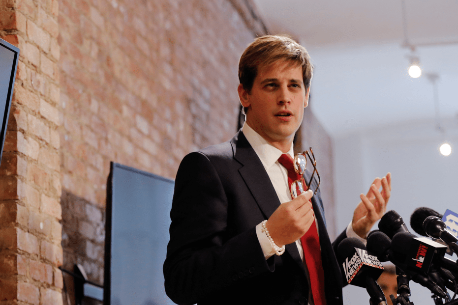 Comentarista britânico de extrema-direita Milo Yiannopoulos é detido pelo ICE