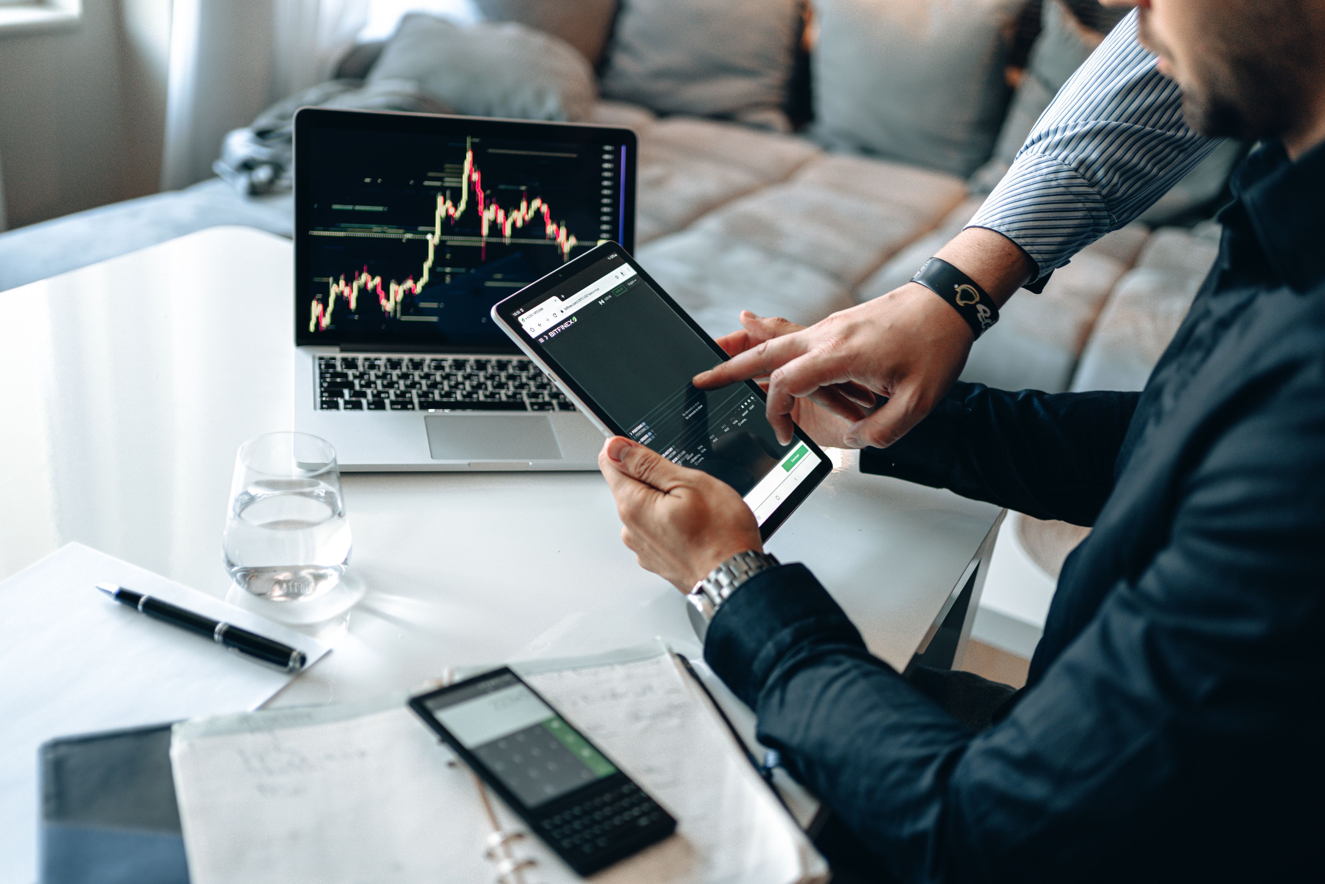 Mercado de assessores encolhe em 2026 e tem 1º saldo negativo em uma década