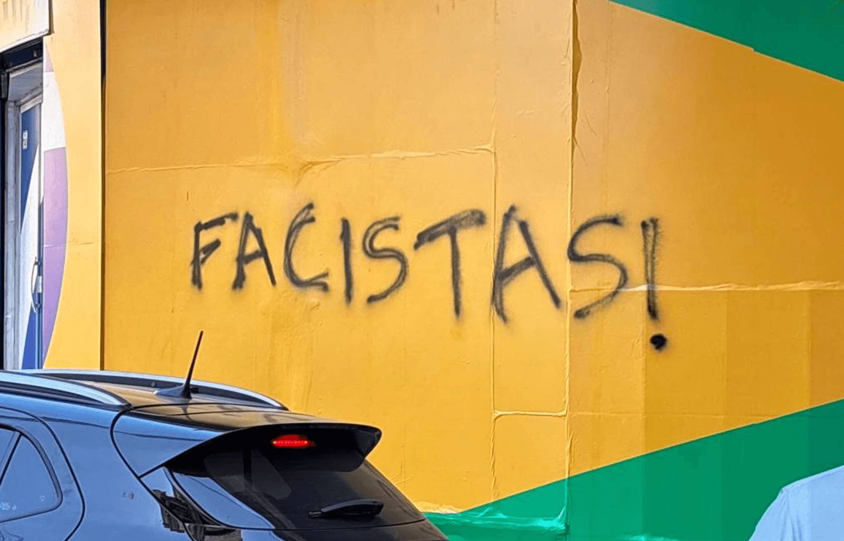 Após visita de Nikolas, espaço de campanha do PL é pichado em Juiz de Fora