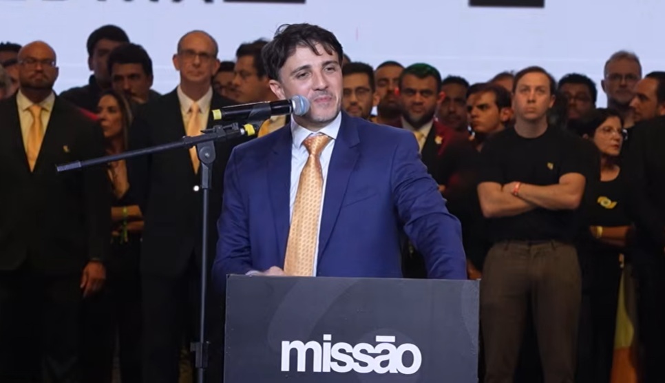 Renan Santos chama Flávio de ‘fraco’, Lula de ‘cachaceiro’ e quer ‘matar quem roubar’