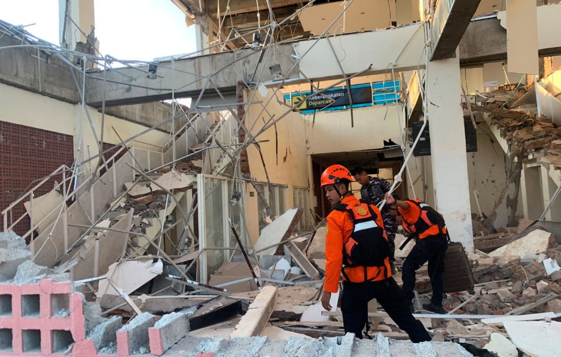 Indonésia: Terremoto de 7,7 derruba prédios, gera alerta de tsunami e deixa mortos