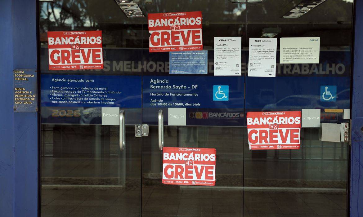 Caixa e funcionários voltam a negociar nesta quarta, mas greve continua