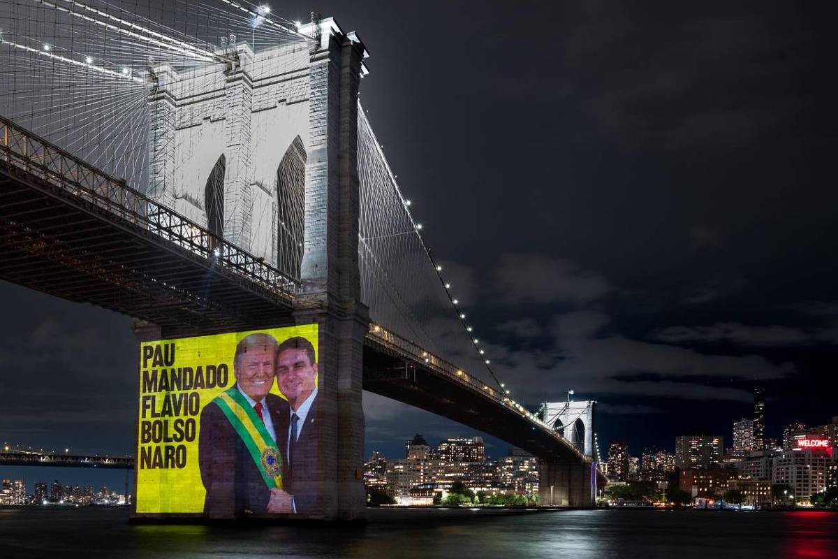 Horas antes de Lula falar na ONU, protesto projeta Flávio entregando faixa a Trump
