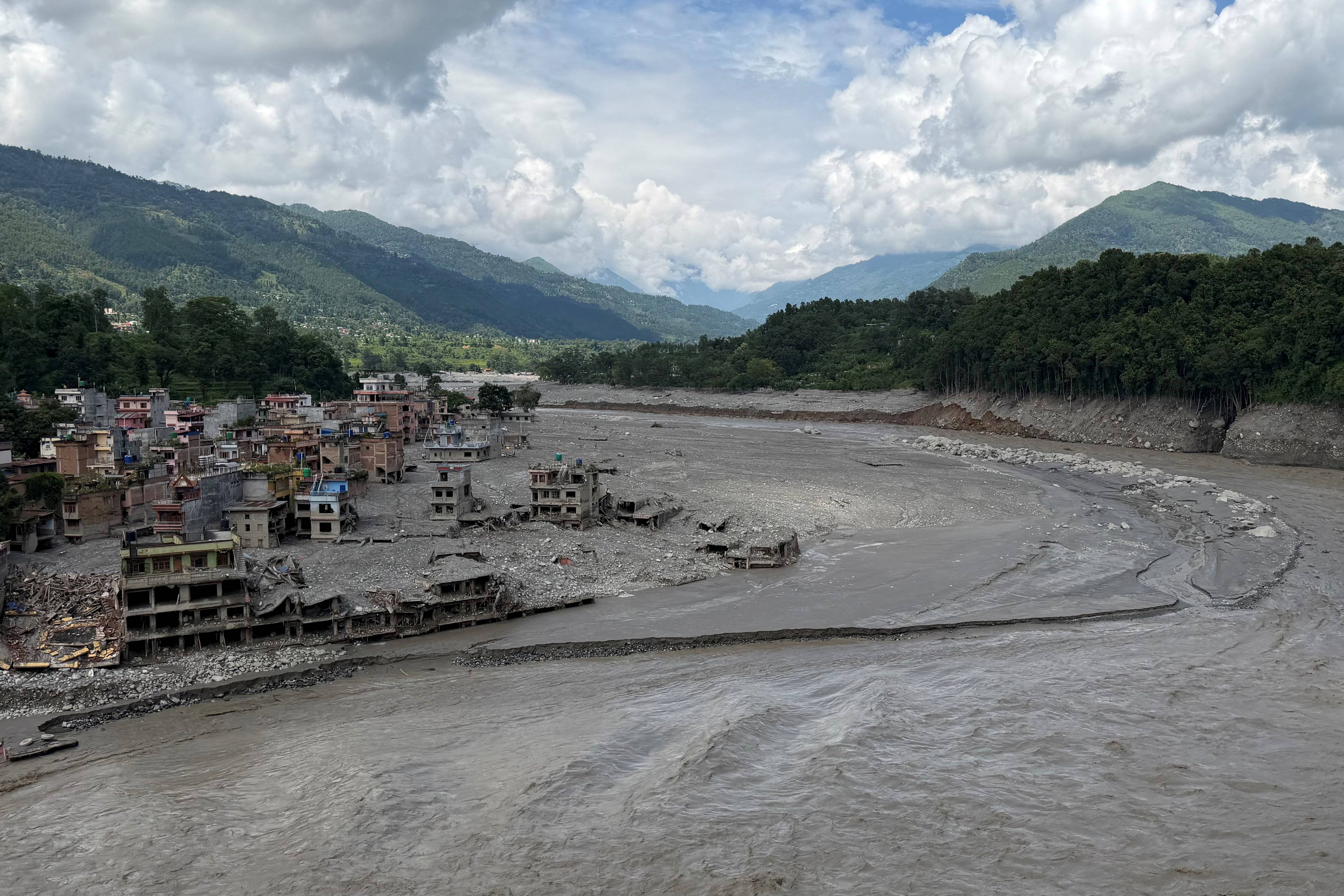 Como diretor salvou 900 alunos antes de escola ser levada pela enchente no Nepal - QTU Questões do Universo