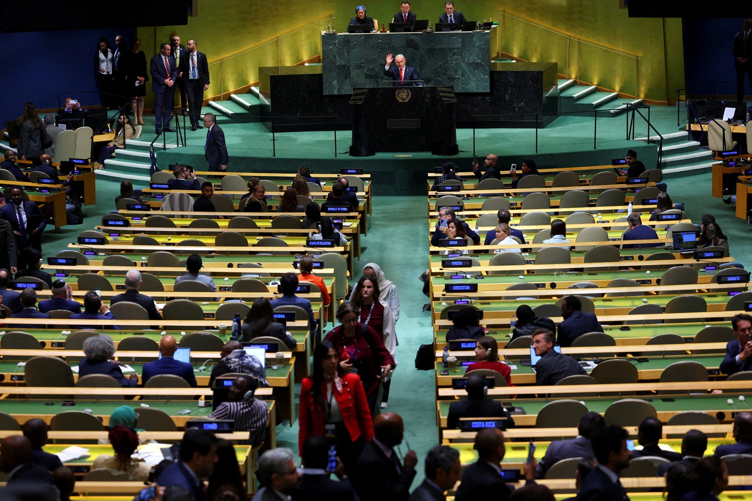 Netanyahu desafia críticas na ONU, vê protestos e chama opositores de “covardes”