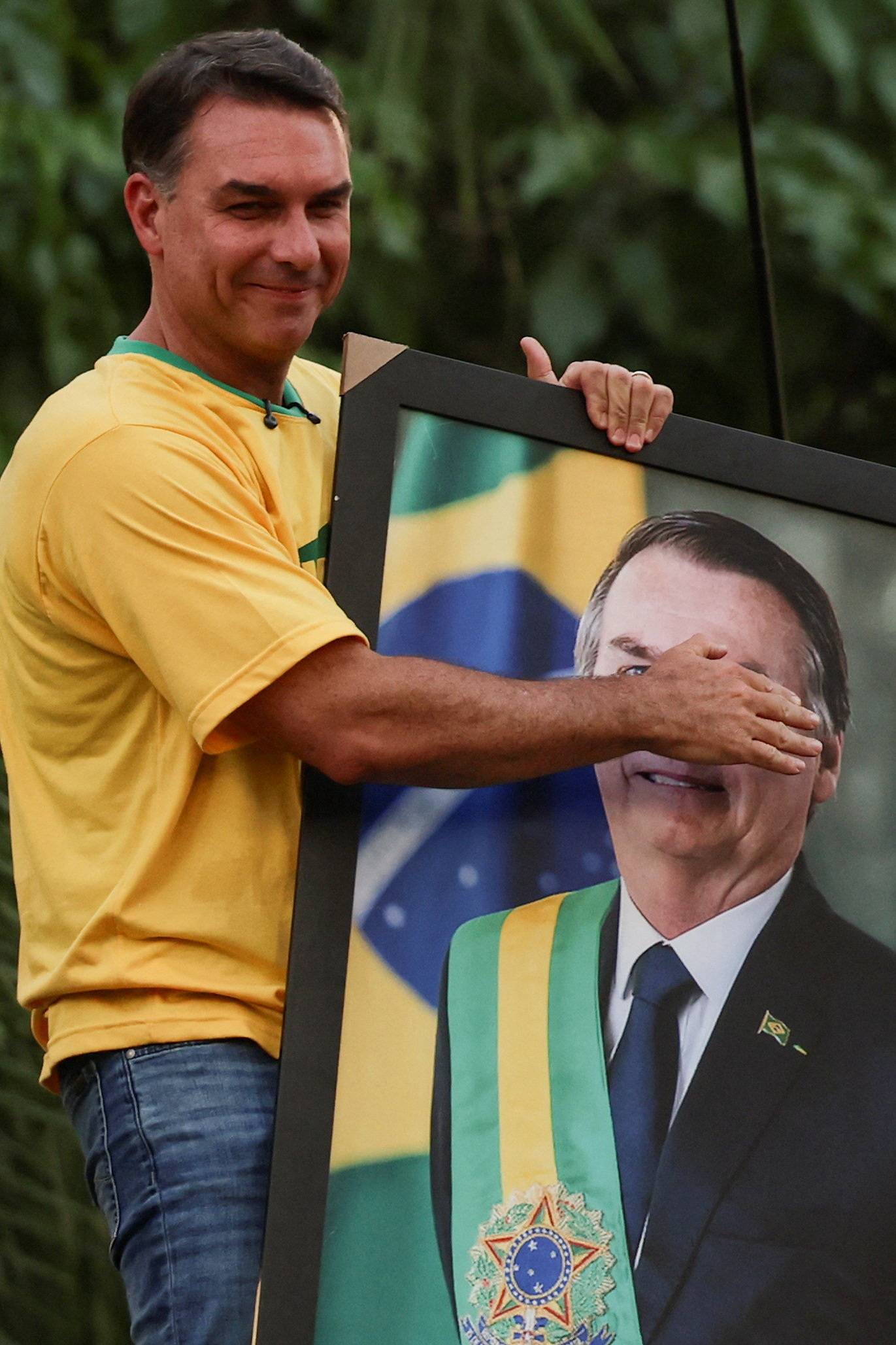 Flávio Bolsonaro encerra último ato de campanha no Rio em frente a igreja