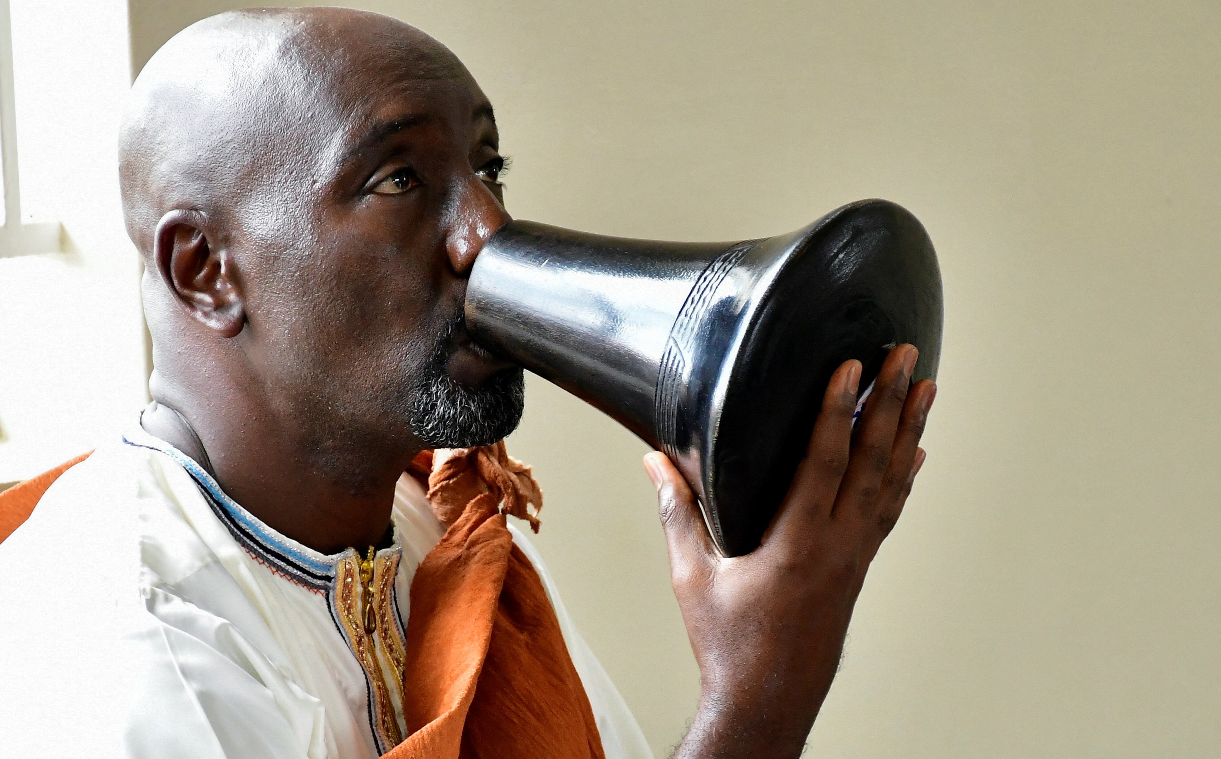 Ex-apresentador de TV vira rei em Uganda após disputa pela sucessão